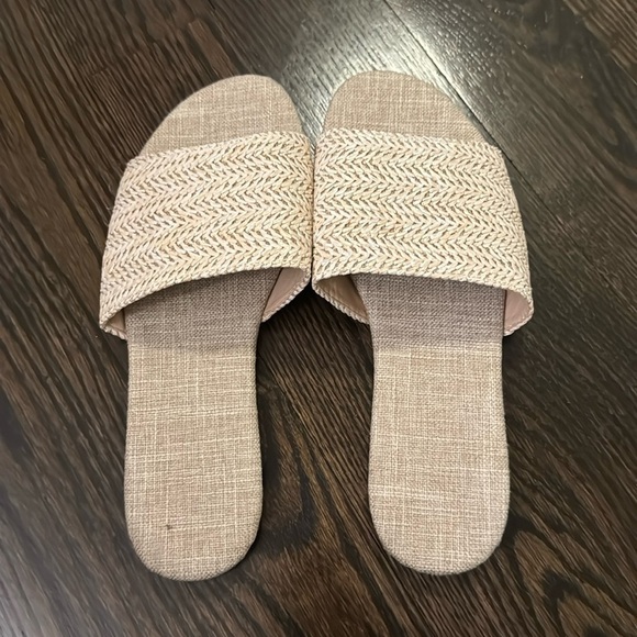 None Shoes - 🟠 NEW NEVER WORN STRAW WEAVE CREAM FLAT SANDALS SIZE SIZE 40